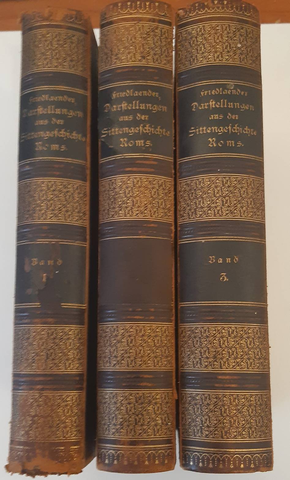 FRIEDLAENDER, LUDWIG. Darstellungen aus der Sittengeschichte Roms in der Zeit von August bis zum Ausgang der Antonius.
Fünfte, neu bearbeitete und vermehrte Auflage. 3 vols. set. Complete.