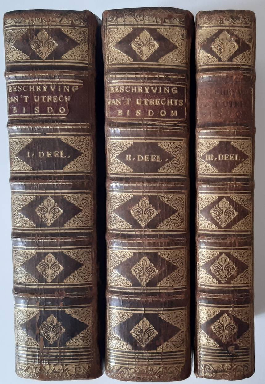 HEUSSEN, H.F. VAN (1654-1719) (H.V.R. ( Hendrik van Rhijn ). Historie ofte beschryving van 't Utrechtsche bisdom, behelzende de Oudheden, Kerkelijke en Geestelijke Gebouwen, Kapellen, Kommandeurschappen, Abdyen, Kloosters, Oversten en geleerde Mannen, van 't zelve Bisdom, getrokken uit de oude Handschriften der Ker