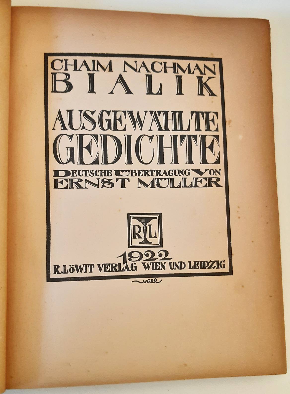 BIALIK, CHAYYIM NACHMAN. Ausgewählte Gedichte. Deutsche Übertragung von Ernst Müller. Zweite Auflage (4.-6. Tausend)