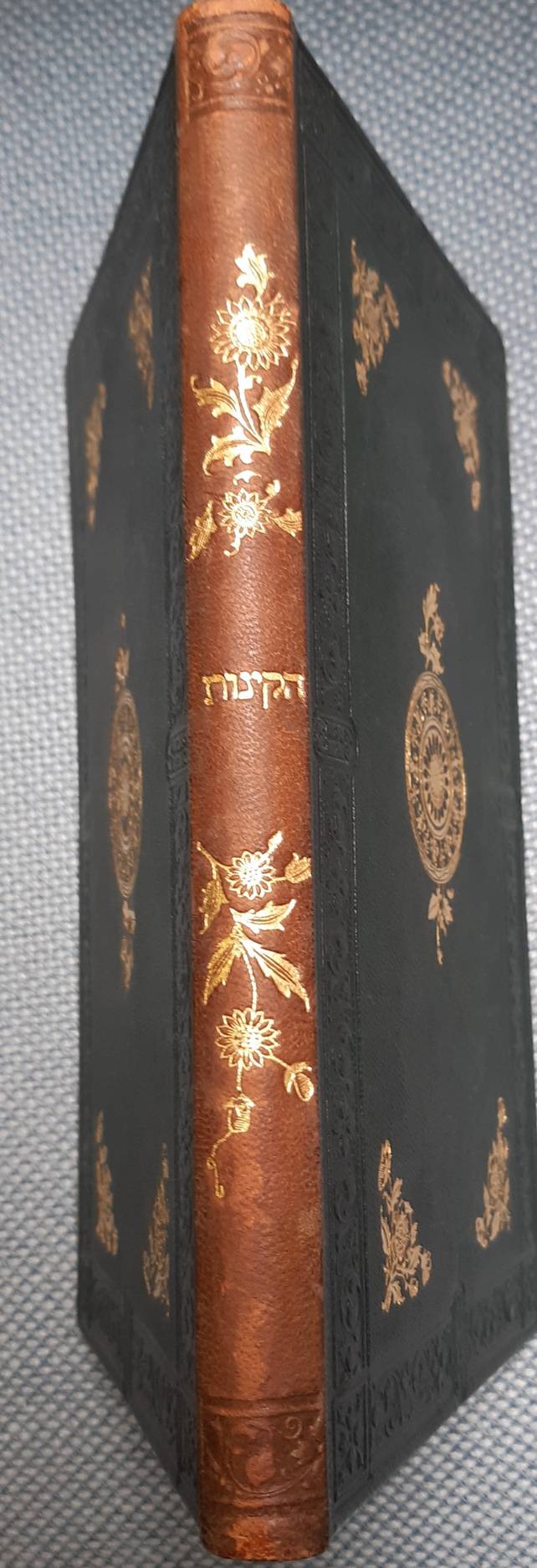 Seder ha-Kinnot le-Tish`ah be-Av ke-Minhag Ashkenaz. Gebeden en Klaagliederen voor den treurdag van Ab. Naar den Nederl. Israël. ritus. Hebreeuwsch en Nederduitsch met eene historische inleiding, bewerkt door G.I. Polak en M.L. van Ameringen.