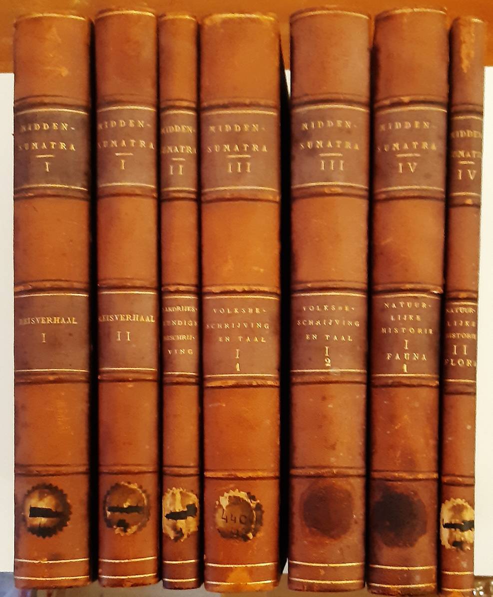 VETH, P.J. Midden-Sumatra. Reizen en Onderzoekingen der Sumatra-Expeditie, Uitgerust door het Aardrijkskundig Genootschap, 1877-1879, Beschreven door de Leden der Expeditie, A.L. van Hasselt, Joh. F. Snelleman en C.H. Cornelissen, onder Toezicht van Prof. P.J. Veth.