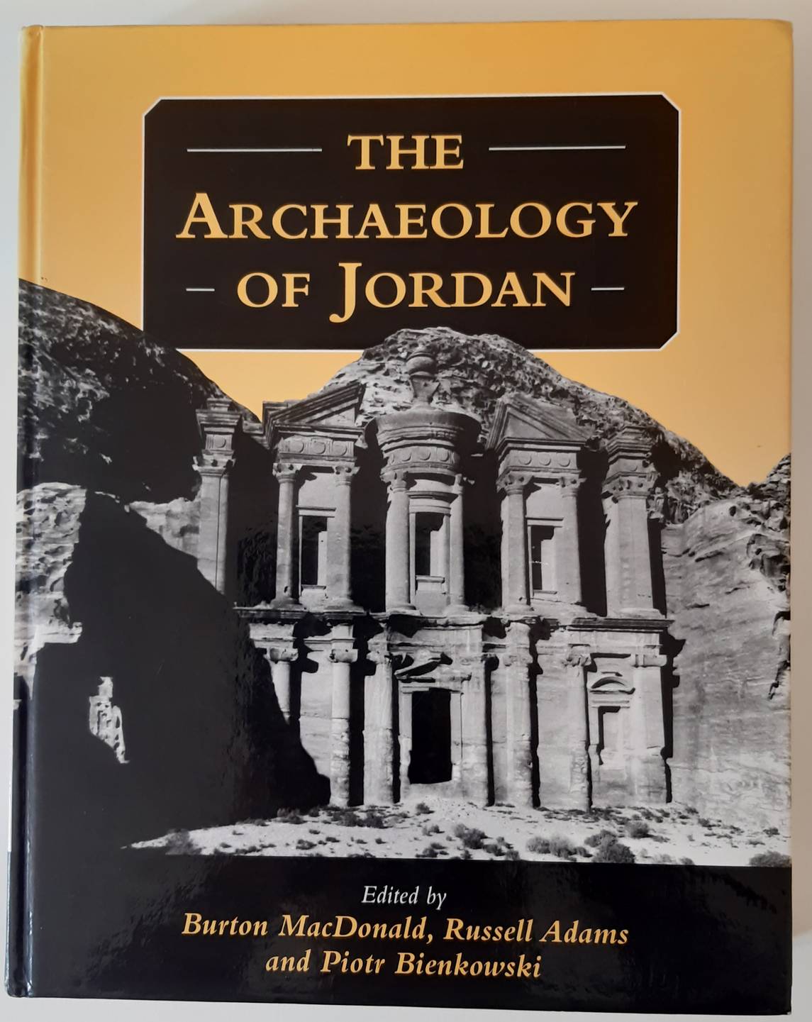 MACDONALD, BURTON a.o. (eds.) The Archaeology of Jordan. Edited by Burton Macdonald, Russel Adams and Piotr Bienkowski. ((Levantine Archaeology 1).
